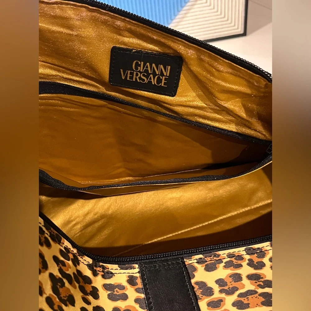 ⭐️SOLD⭐️ VERSACE DUFFLE BAG - Picture 4 of 16
